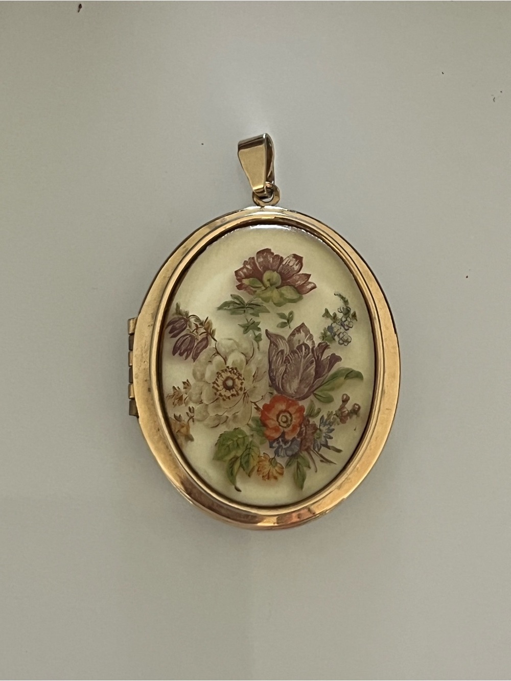 Vintage Gold-Tone Floral Translucent Oval Locket Pendant